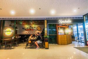 Netflix & Chill Stylish Makati condo gym swim park internet fast 2474