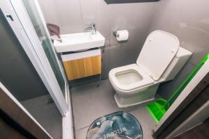 Netflix & Chill Stylish Makati condo gym swim park internet fast 2474