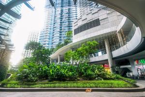 Netflix & Chill Stylish Makati condo gym swim park internet fast 2474