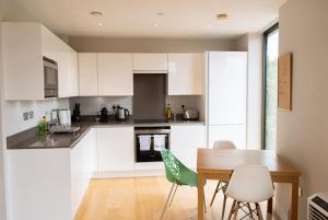 Modern Central Apartment with Parking