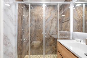 Luxury 4BR w Marina Views Near Beach & Mall