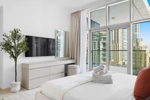 Luxury 4BR w Marina Views Near Beach & Mall