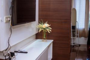 The Kings Condo Luxury 1BR Makati Ayala Gym Swim Parking Fast Internet 3058