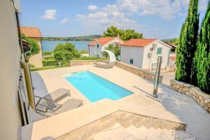 Villa T