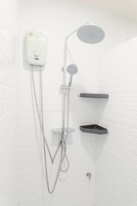 House of Patcha เรือลพัชชา Hostel and Salon