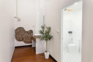 House of Patcha เรือลพัชชา Hostel and Salon