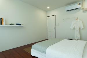 House of Patcha เรือลพัชชา Hostel and Salon