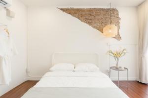 House of Patcha เรือลพัชชา Hostel and Salon