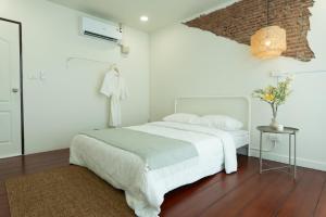 House of Patcha เรือลพัชชา Hostel and Salon