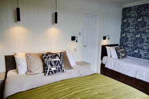 Triple Room with Sea View room in Lochnell Arms Hotel