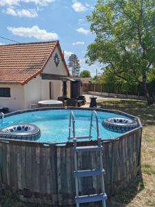 Maisons de vacances La Demeure du Faon gite raffine 4 personnes avec piscine et jacuzzi, en plein coeur de la Sologne a proximite immediat de Lamotte-Beuvron et des Chateaux de la Loire et du Zoo de Beauval, Center Parca Hauts des Bruyeres : photos des chambres