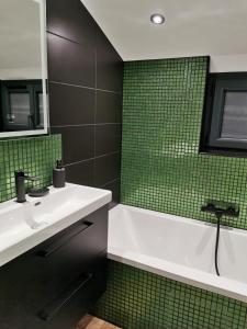 Maisons de vacances La Demeure du Faon gite raffine 4 personnes avec piscine et jacuzzi, en plein coeur de la Sologne a proximite immediat de Lamotte-Beuvron et des Chateaux de la Loire et du Zoo de Beauval, Center Parca Hauts des Bruyeres : photos des chambres