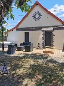 Maisons de vacances La Demeure du Faon gite raffine 4 personnes avec piscine et jacuzzi, en plein coeur de la Sologne a proximite immediat de Lamotte-Beuvron et des Chateaux de la Loire et du Zoo de Beauval, Center Parca Hauts des Bruyeres : photos des chambres