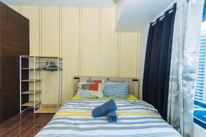 Wow Digital nomad home Makati surf swim gym park 4254