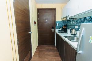 Wow Digital nomad home Makati surf swim gym park 4254