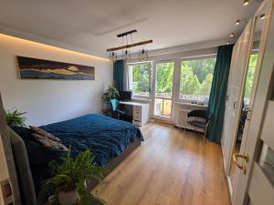 Premium Apartment up to 5p, 15 min to City Center, Tree VIEW, 5 min walk to 2 lakes with attractions, VR Googles, LED FIREPLACE, NEW