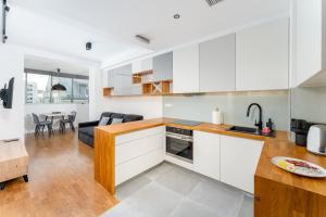 Ariańska Comfort Apartment by BookingHost