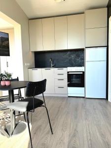 Lake cottage with excellent view