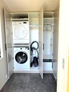 Lake cottage with excellent view