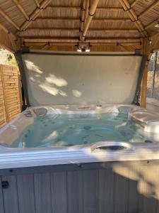Maisons de vacances Maison spacieuse et climatisee avec jacuzzi : photos des chambres
