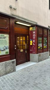 Hotel Pickwick and Pub "the room with a view"