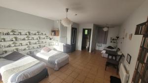Hotels Hotel La Peyrade : Chambre Triple
