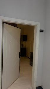 شقة بصالة وغرفة نوم ودخول ذاتي