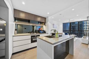 Lv 20 Private Luxury Apartment on Queens Wharf Residence