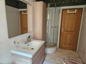 Modernes Gästezimmer in Ferienwohnung