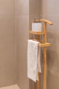 Cityline Apartment - Steps from Station & Center