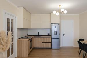 Cityline Apartment - Steps from Station & Center