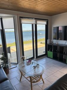 Feriebolig smukt beliggende i vandkanten