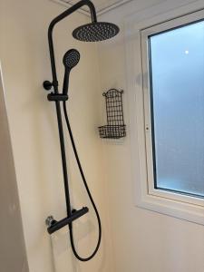 Feriebolig smukt beliggende i vandkanten