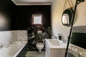 Firenza 1 Bed Apartment on Top Floor 1km to Mandela Sq