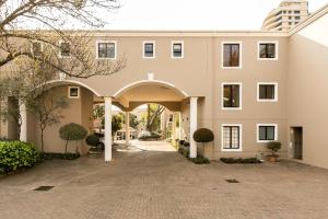 Firenza 1 Bed Apartment on Top Floor 1km to Mandela Sq