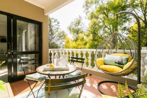 Firenza 1 Bed Apartment on Top Floor 1km to Mandela Sq