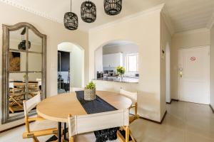 Firenza 1 Bed Apartment on Top Floor 1km to Mandela Sq