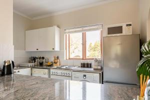 Firenza 1 Bed Apartment on Top Floor 1km to Mandela Sq