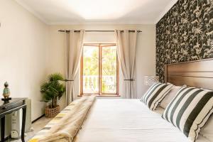 Firenza 1 Bed Apartment on Top Floor 1km to Mandela Sq