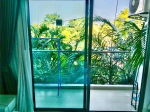 Club Royal Hideaway Studio Steps from Private Beach