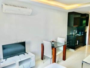 Club Royal Hideaway Studio Steps from Private Beach