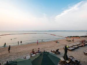 Club Royal Hideaway Studio Steps from Private Beach