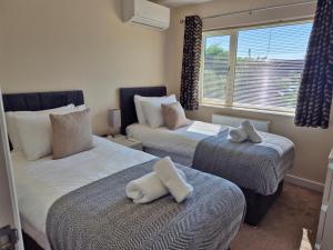 Air Conditioned 3-Bed Home with Garden & Parking