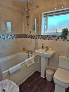 Air Conditioned 3-Bed Home with Garden & Parking