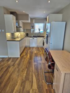 Air Conditioned 3-Bed Home with Garden & Parking