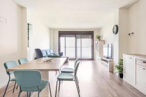 Contemporary 2BR with Pool & Gym