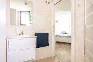 Contemporary 2BR with Pool & Gym