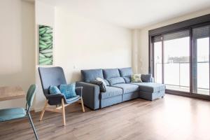 Contemporary 2BR with Pool & Gym