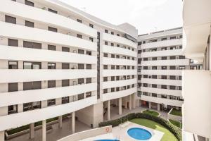 Contemporary 2BR with Pool & Gym