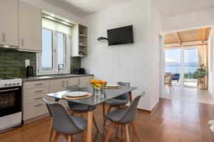 Lilian Home Just Steps from the Beach